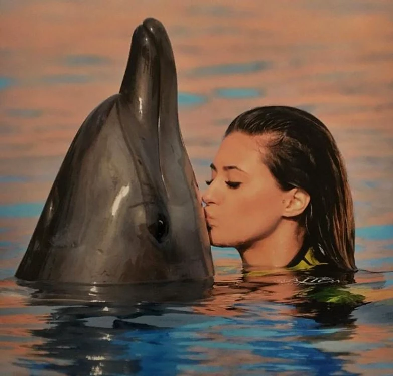 Bruneta s-a bălăcit cu un delfin