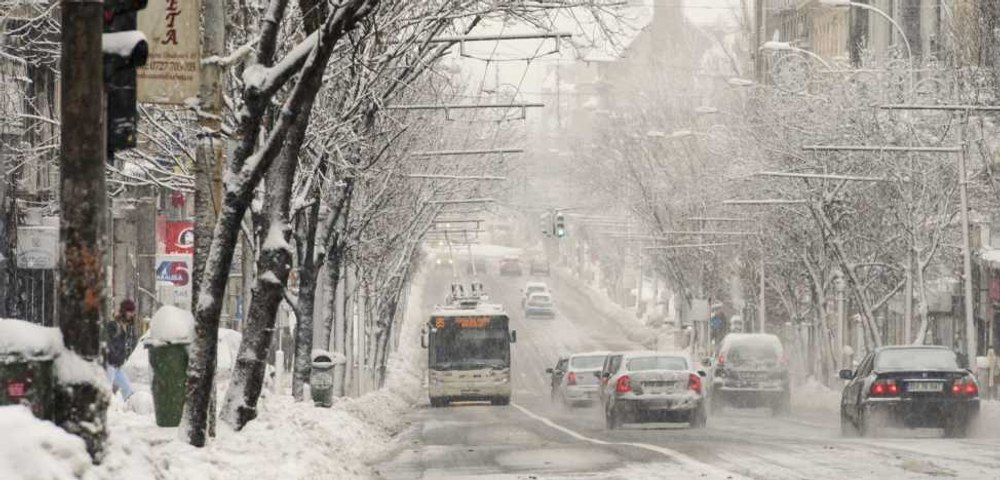 Tramvaie deraiate în București din cauza zăpezii. Traficul a fost blocat pe mai multe linii 