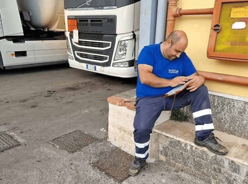 Un șofer de TIR a murit la volan în timp ce conducea pe autostradă. Cum a reușit să evite un accident, cu ultimele puteri
