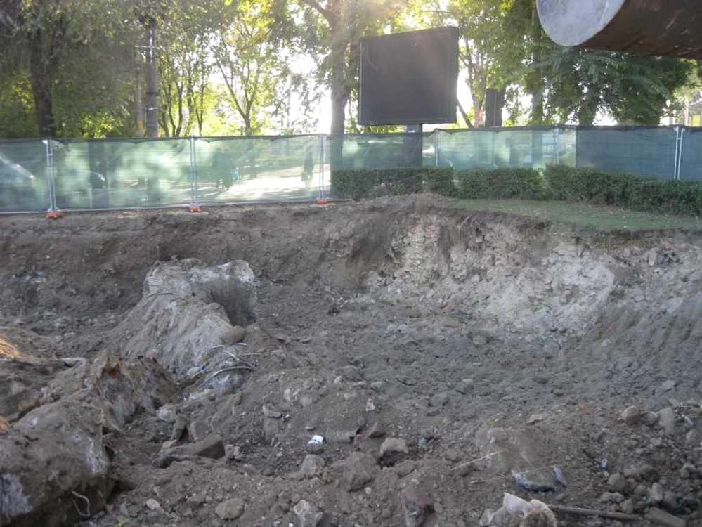 Muncitorii care lucrează la şantierul Palatului Justiţiei au găsit rămăşiţe din infrastructua de acum 80 de ani