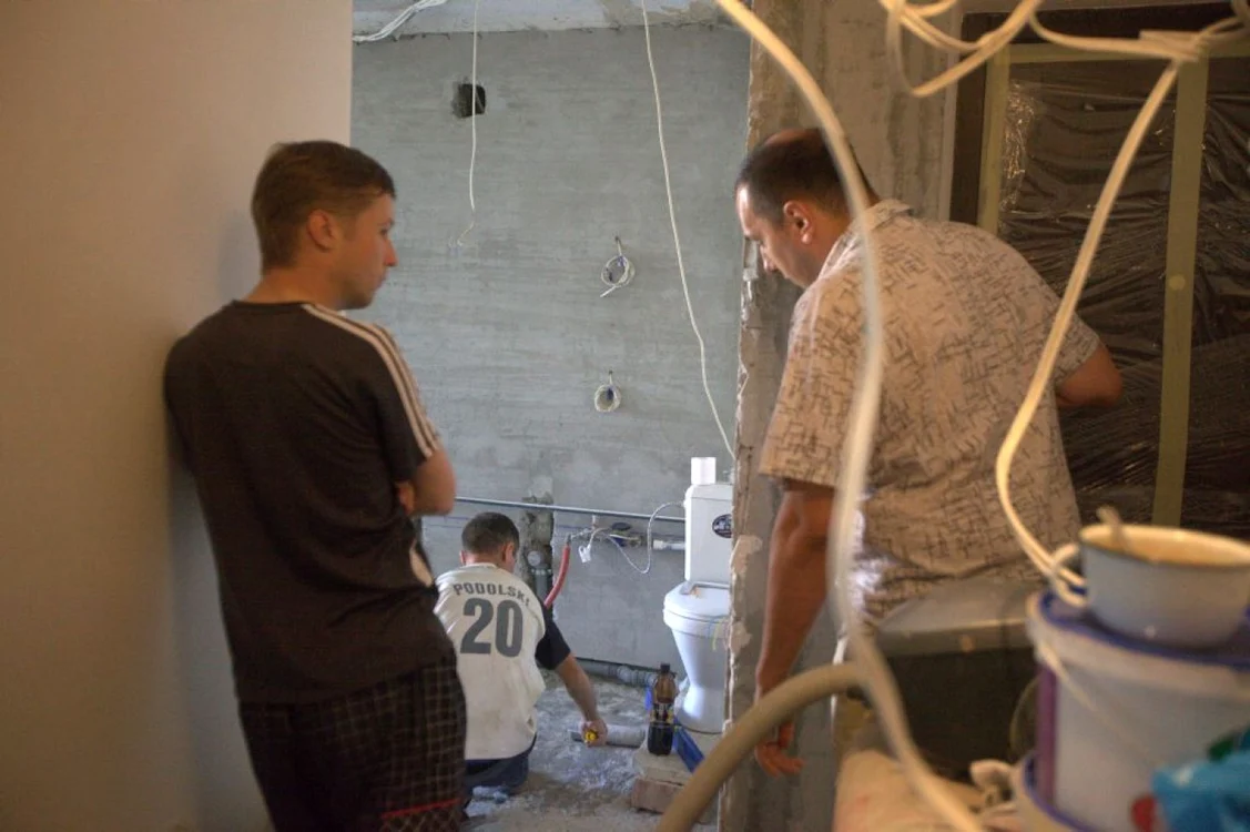 Alexandru vrea să reuşească să-şi renoveze total apartamentul în concediu