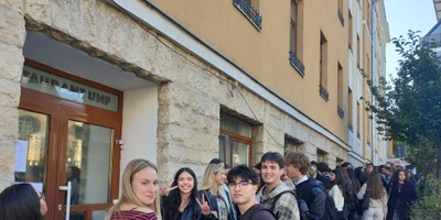 coada la cantina studenteasca UMF jpg