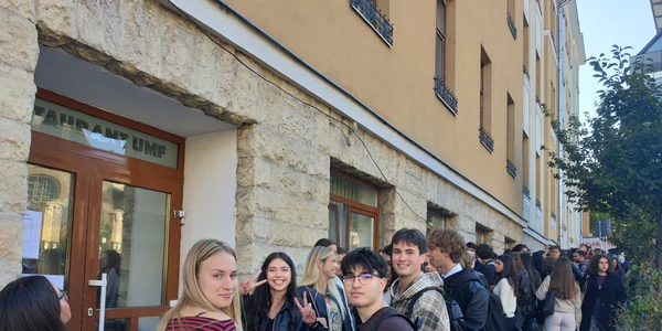 coada la cantina studenteasca UMF jpg
