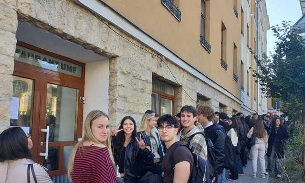 coada la cantina studenteasca UMF jpg