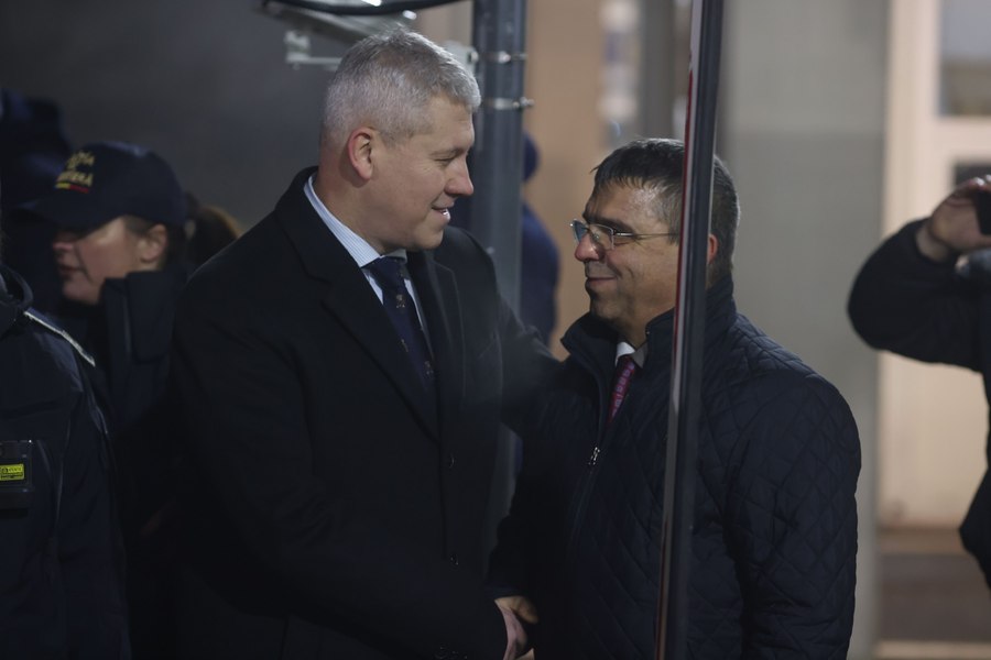 Ministrul Predoiu a trecut simbolic granița cu Bulgaria, de Revelion, într-o ceremonie la frontiera Giurgiu-Ruse