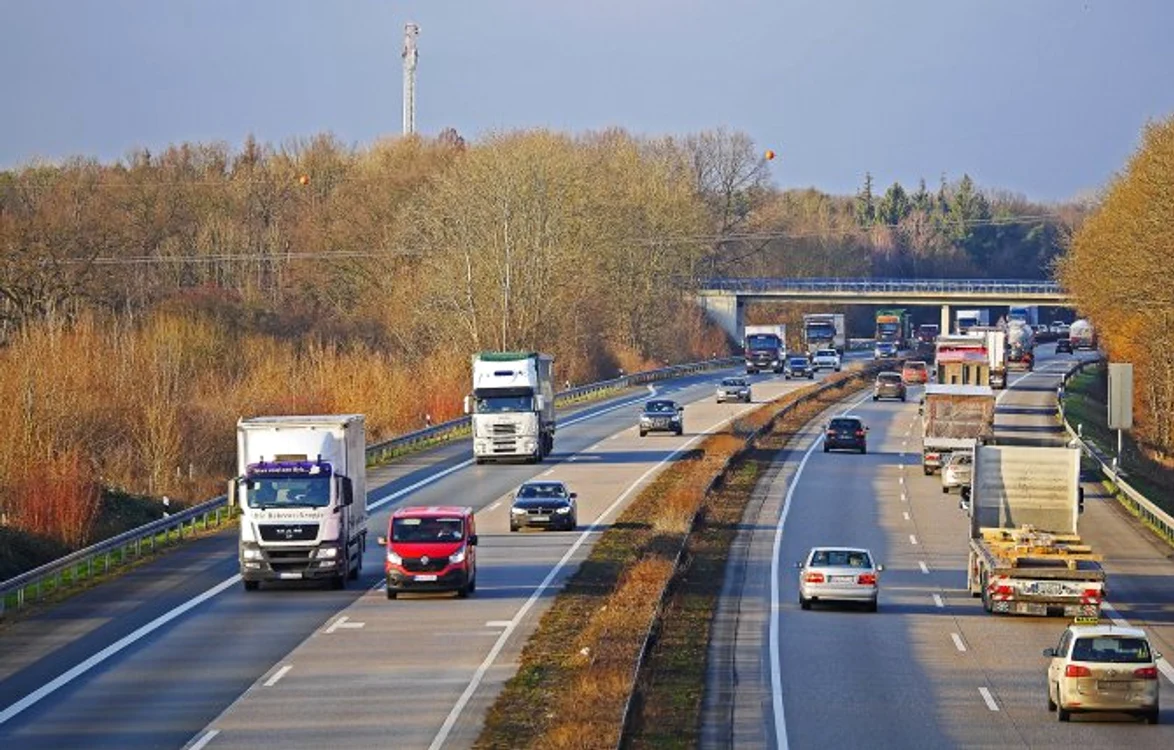 Românii care cerșeau bani de combustibil pe autostrada B 8 din Bavaria, obținuseră în câteva ore 1000 de euroFoto: stiridiaspora.ro