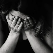 Fata de 14 ani violata foto pexels.com