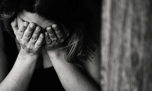 Fata de 14 ani violata foto pexels.com
