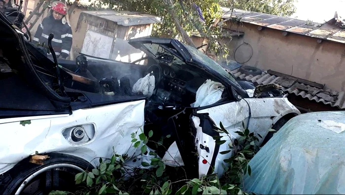 Bolidul a fost pierdut de sub control și a intrat din plin într-o curte, lovind mortal o femeie și un copil Foto: ISU Tulcea
