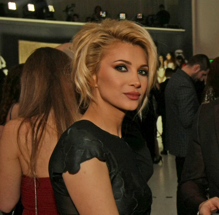 
    Aceasta este rochia care i-a adus Lorei un trofeu 