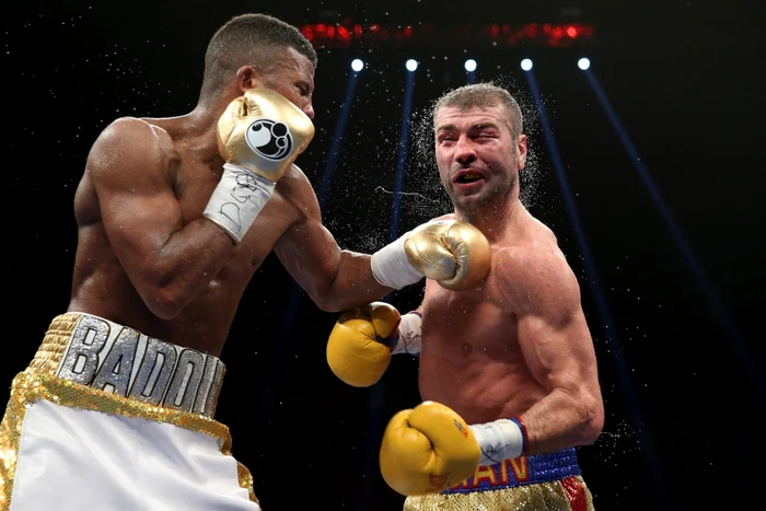 Lucian Bute primeşte o lovitură de la suedezul Badou Jack în timpul partidei de categorie mijlocie desfşurat la Washington. FOTO Guliver/Gettyimages