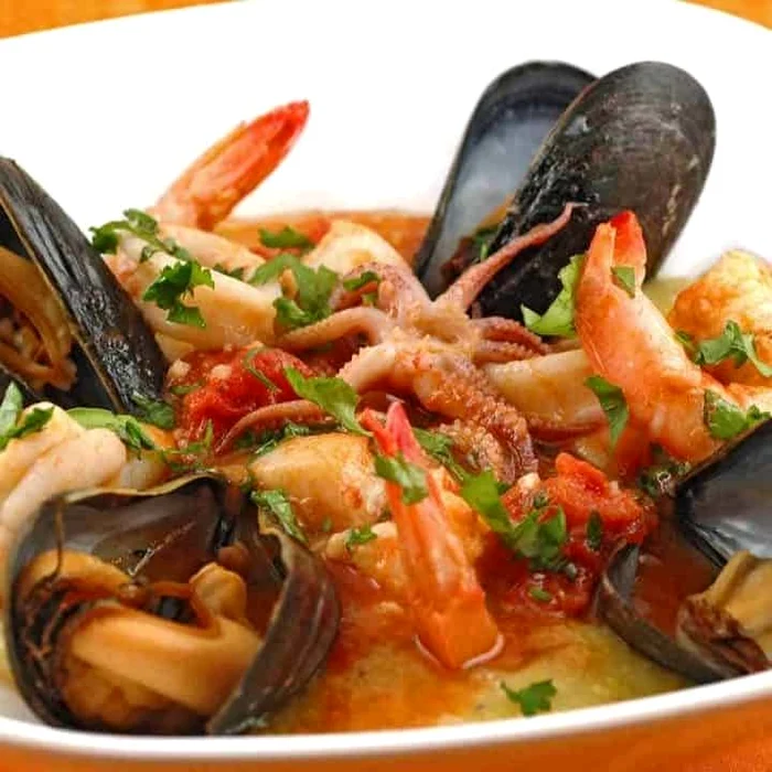 1 mix picant de fructe de mare in sos de rosii jpg jpeg