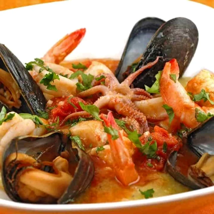 1 mix picant de fructe de mare in sos de rosii jpg jpeg