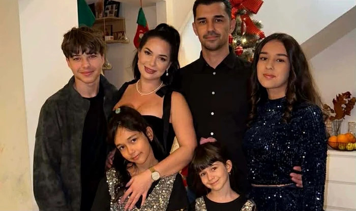 Deea, alături de copii și de logodnicul ei, Constantin Cararamă foto: Facebook