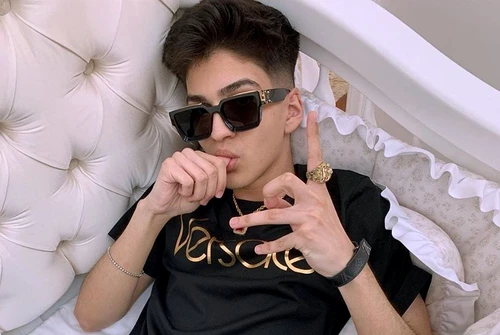 Abi Talent se crede un fenomen al muzicii românești, se laudă cu banii pe care îi câștigă și cu luxul în care trăiește