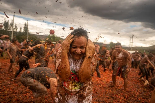 Oameni aruncă roșii în timpul Festivalul Columbian al Roșiilor pe 11 iunie 2023 în Sutamarchan Columbia FOTO Getty Images (1) jpg