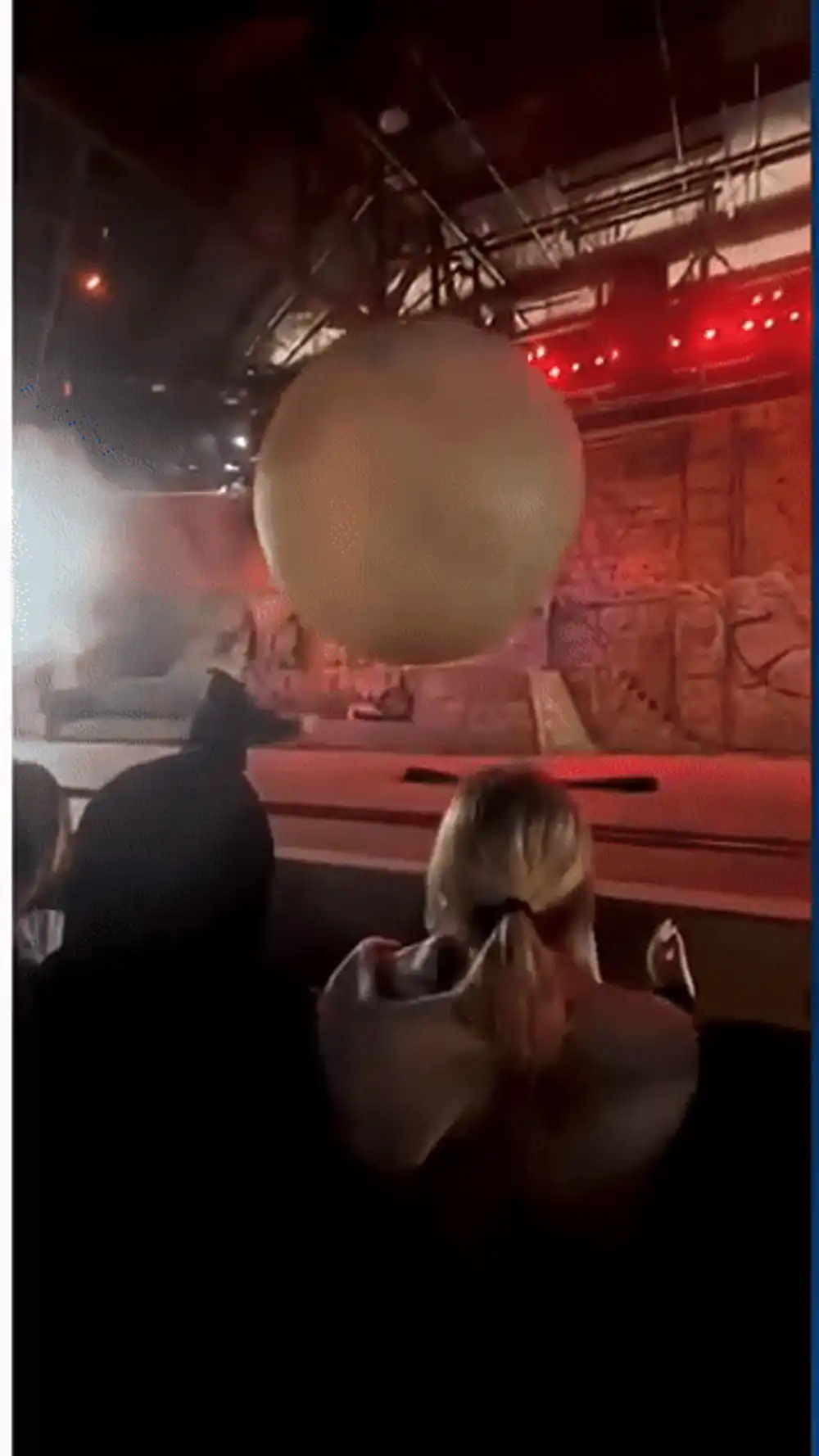 Momentul în care un angajat Disney e doborât de un bolovan de 180 de kg care se îndrepta spre spectatori. „Ne-a salvat”