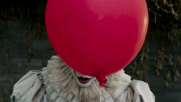 Clovnul malefic Pennywise The Dancing Clown este interpretat de actorul Bill Skarsgård FOTO Warner Bros.