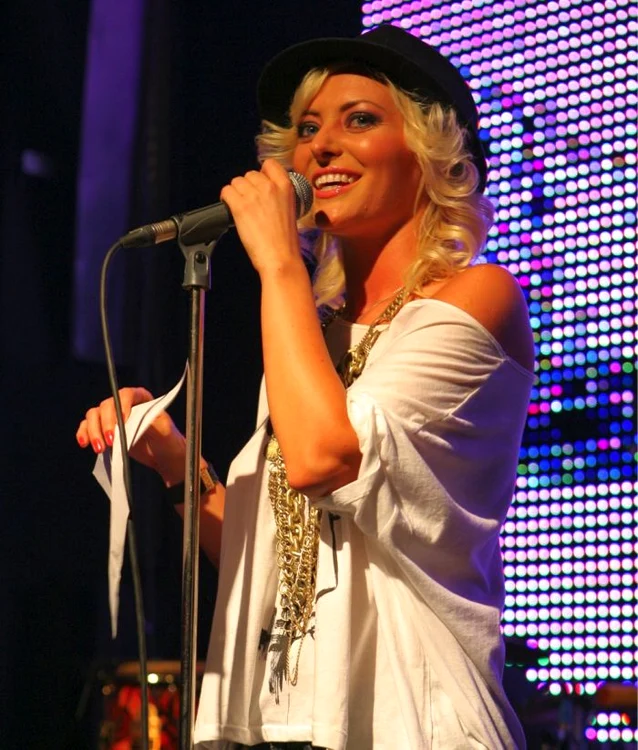 Delia Matache cântă la balul ASE de joi. (Foto arhivă)