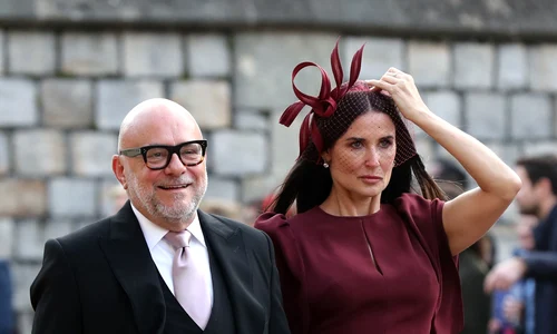 Demi Moore, într o ținută grena la nunta Prințesei Eugenie jpeg