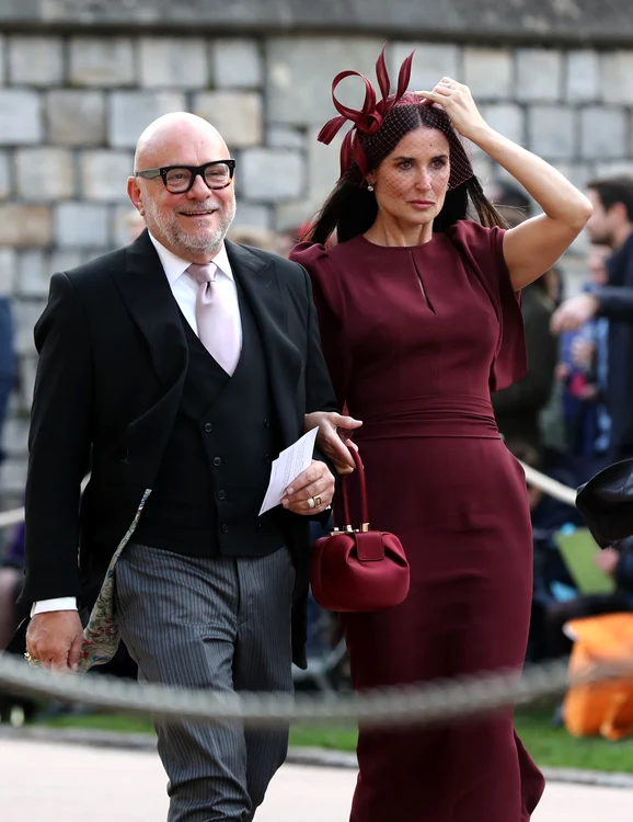 Demi Moore, într-o ținută grena la nunta Prințesei Eugenie