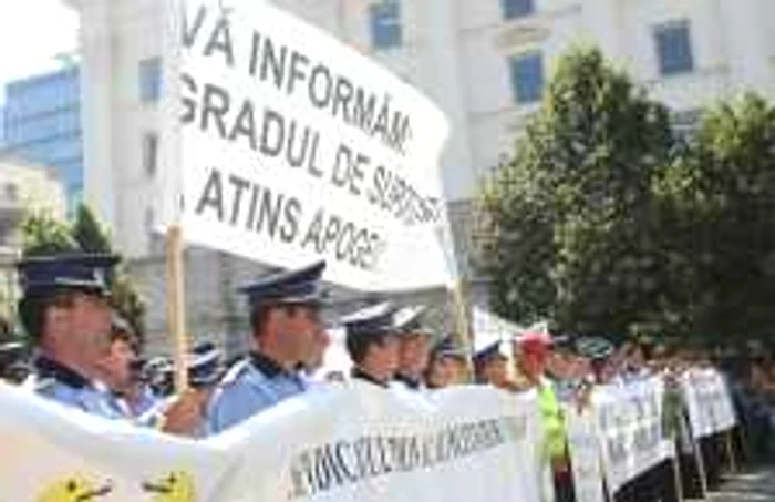Anul trecut, poliţiştii au protestat împotriva reducerii salariilor cu 25%. Foto: Adevărul