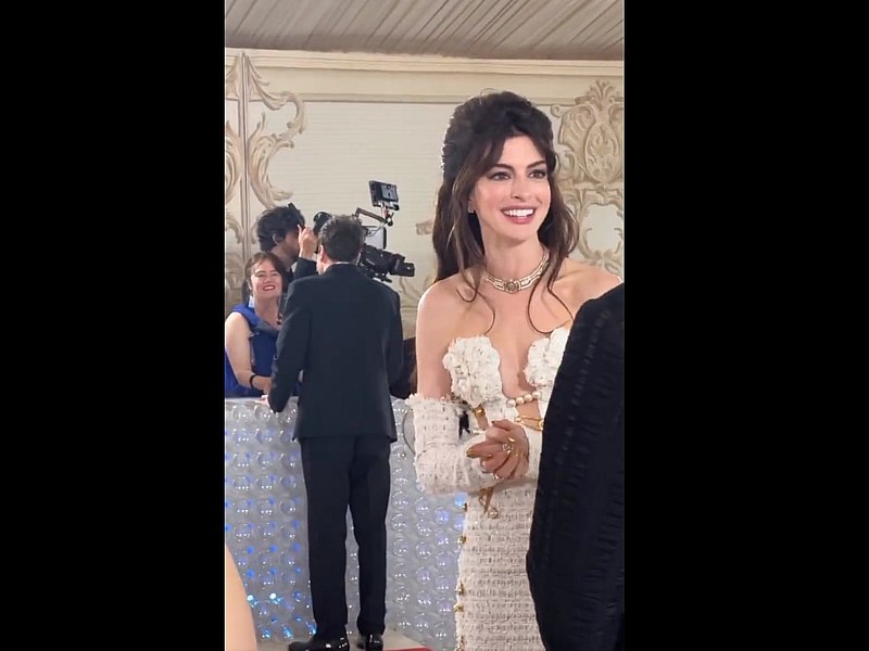  Moment neașteptat la Gala Met 2023: Cum a reacționat Anne Hathaway când și-a întâlnit pilotul favorit de la Formula 1 VIDEO