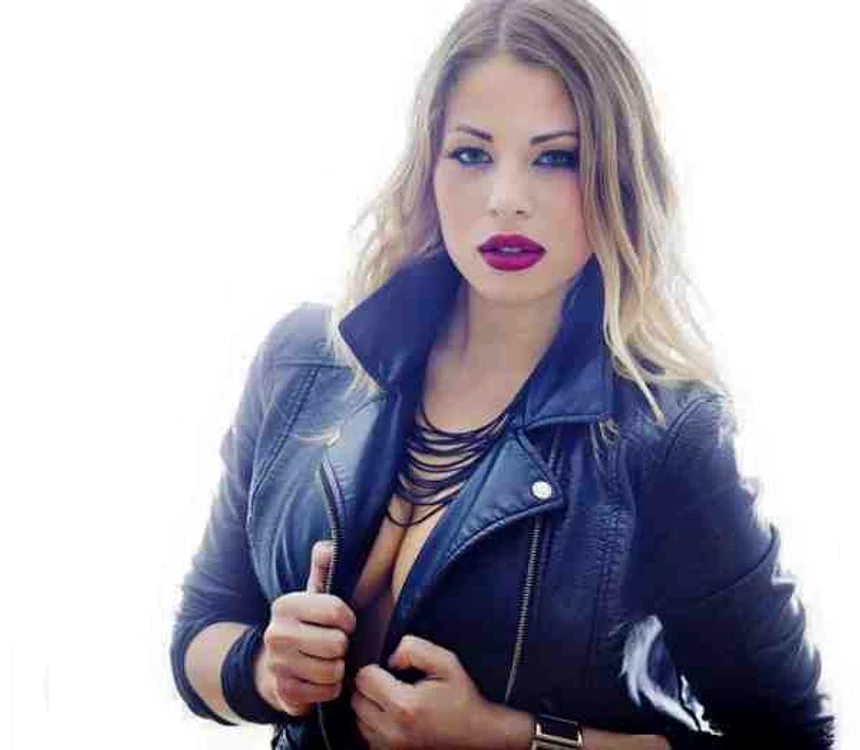 
    Roxana Nemeş s-a afişat cu coregraful ei pe covorul roşu.foto: Arhiva personală  