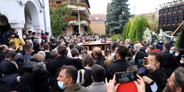 episcopul devei si hunedoarei inmormantat la deva foto daniel guta adevarul