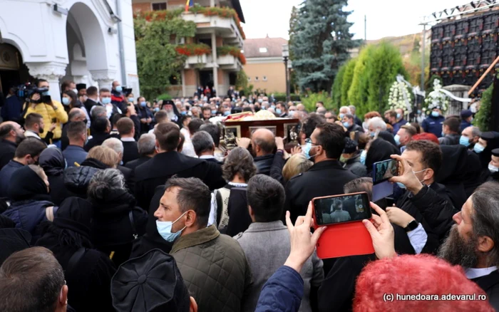 Părintele Gurie, înmormântat la Deva. Foto: Daniel Guţă. ADEVĂRUL