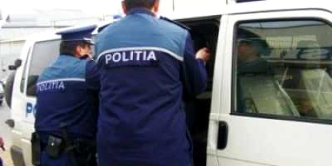 Cei trei au ajuns pe mâna poliţiştilor