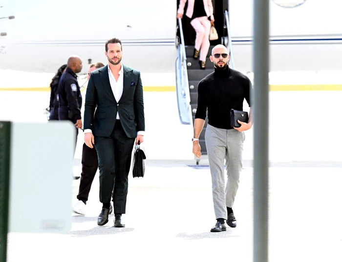 Fraţii Tate au ajuns în Florida cu un avion particular. Foto Inquam