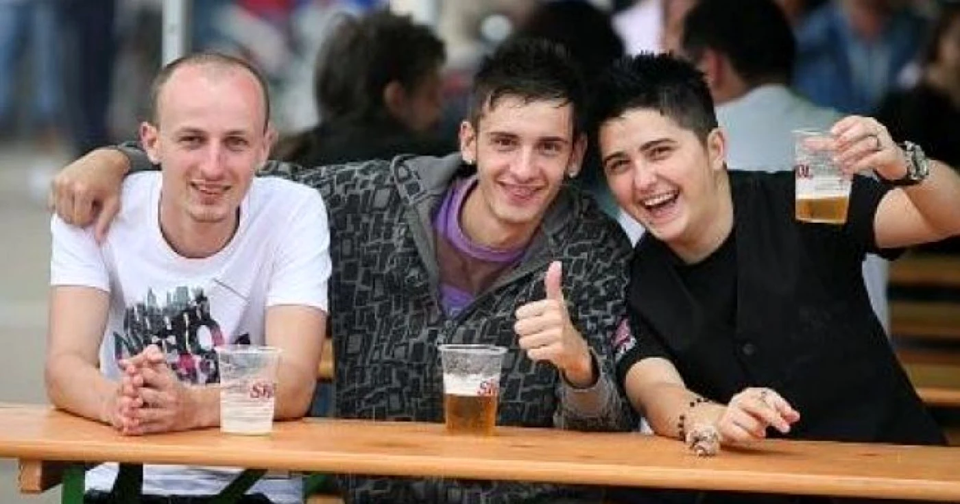 Turiştii sunt aşteptaţi să se răcorească la o bere. FOTOAdevărul.