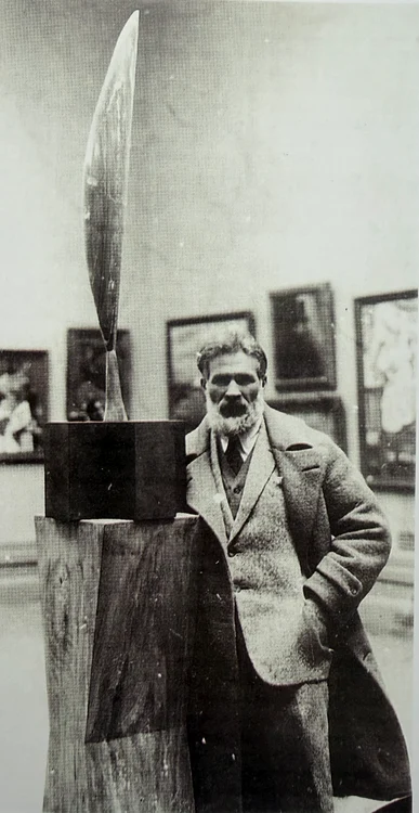 Opere lui Brâncuși au fost expuse în toată lumea încă din timpul vieții sale.