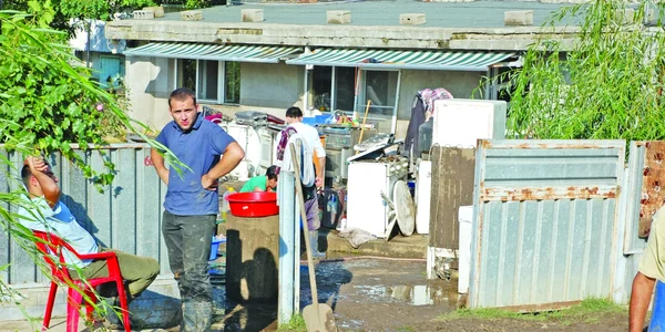 Peste 1.800 de case au fost afectate de inundaţiile produse în ultimele zile în 39 de localităţi din judeţul Galaţi FOTO Bogdan Nistor