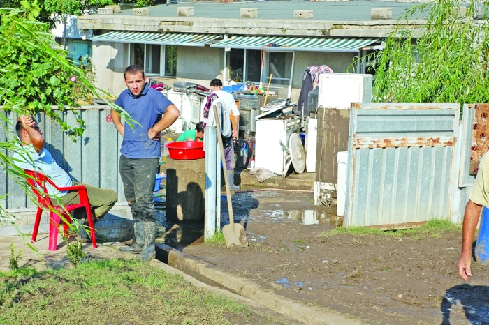 Peste 1.800 de case au fost afectate de inundaţiile produse în ultimele zile în 39 de localităţi din judeţul Galaţi FOTO Bogdan Nistor