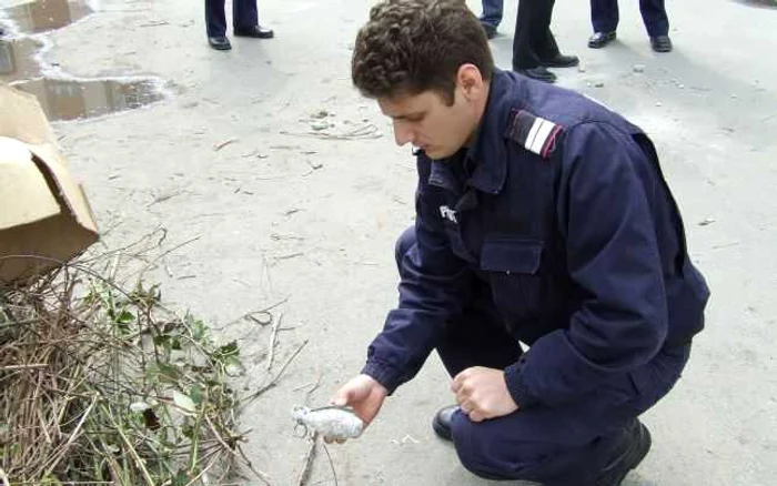 Grenada descoperită la subsolul blocului a fost ridicată Foto:Arhiva