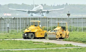 În curte    utilajele  de agricultură,  dincolo de gard    avioanele cu  pasageri jpeg