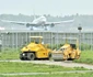 În curte utilajele de agricultură, dincolo de gard avioanele cu pasageri jpeg