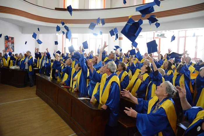 Momentul când seniori au absolvit Universitatea Vârstei a Treia FOTO Violeta Pușcașu