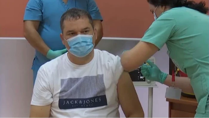 
    Cseke Attila, primul ministru care s-a vaccinat cu doza a treia de vaccin Sursa foto: captură Digi24  