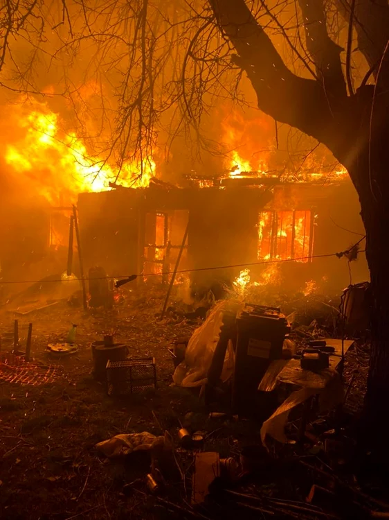 Incendiul a mistuit în totalitate locuinţa FOTO ISU Neamţ