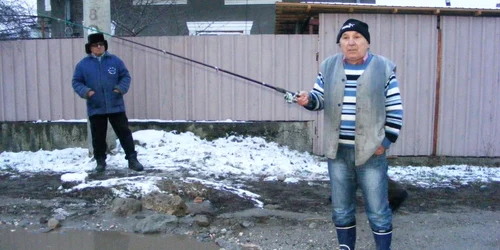 La pescuit într-o baltă de pe strada Walter Mărăcineanu
