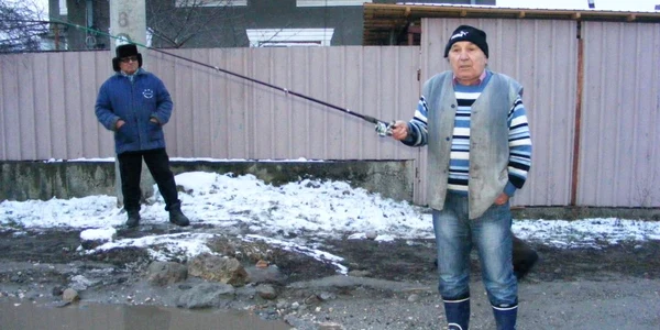 La pescuit într-o baltă de pe strada Walter Mărăcineanu
