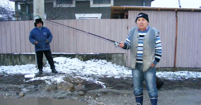 La pescuit într-o baltă de pe strada Walter Mărăcineanu FOTO Corina Macavei