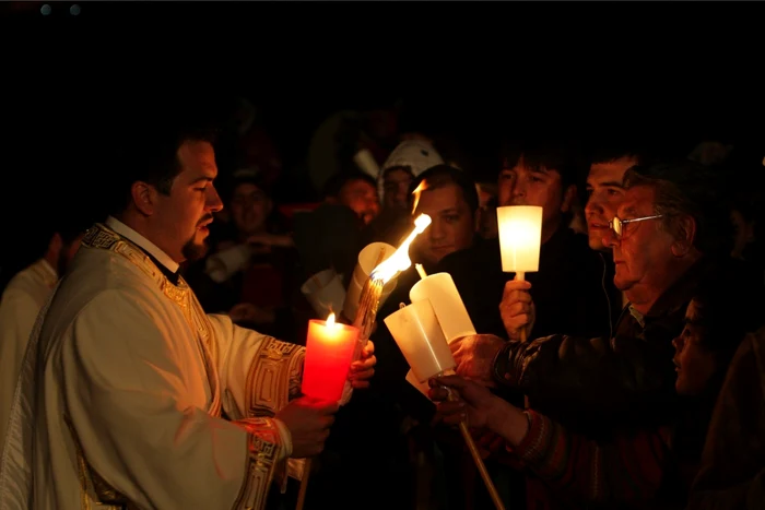 Sâmbătă noapte, credincioşii ortodocşi sunt aşteptaţi la slujba de Înviere să ia lumină