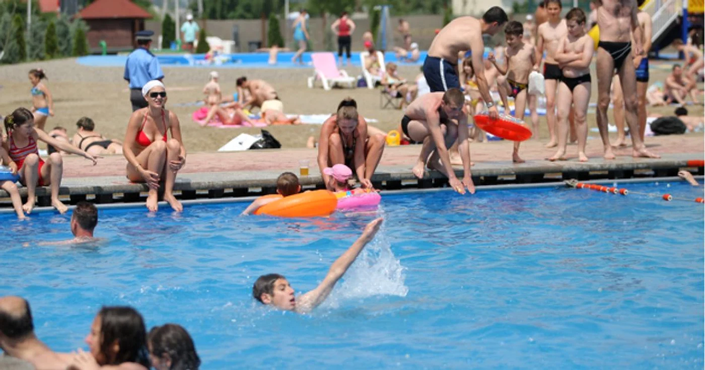 Băcăuanii au fost nevoiţi să apeleze la piscinele private