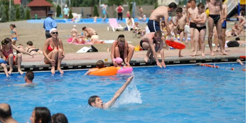 Băcăuanii au fost nevoiţi să apeleze la piscinele private