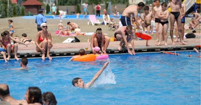 Băcăuanii au fost nevoiţi să apeleze la piscinele private