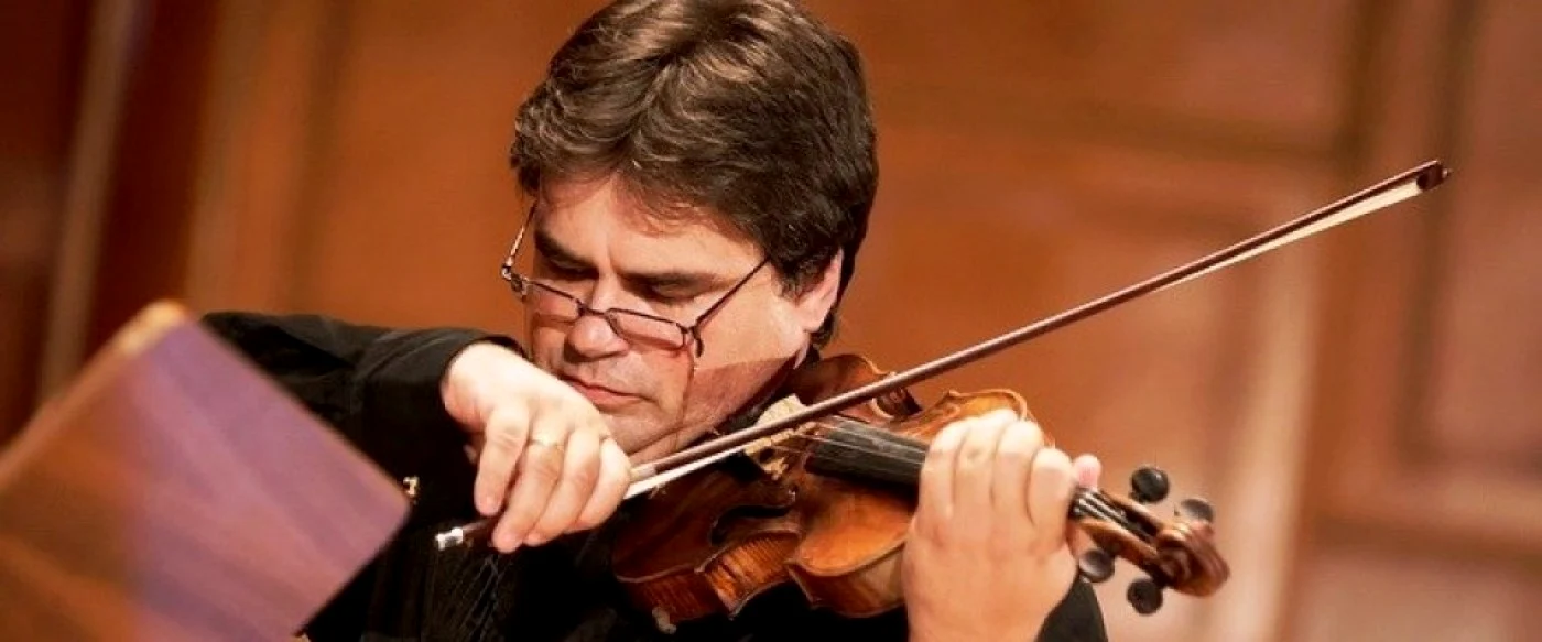 Gabriel Croitoru cântă pe vioara care i-a aparţinut lui George Enescu
